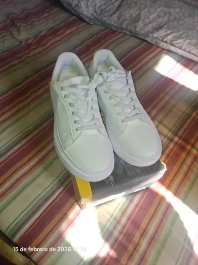 Zapatillas blancas casuales - miniatura 1