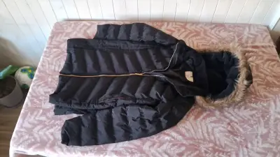 Parka negra con capucha de piel - miniatura 1
