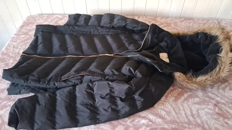 Parka negra con capucha de piel - 3