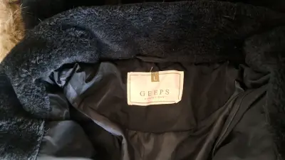 Parka negra con capucha de piel - miniatura 4