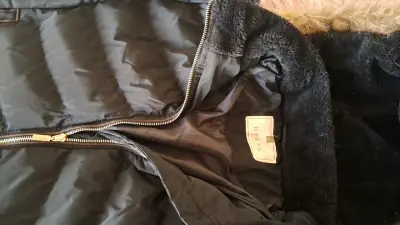 Parka negra con capucha de piel - miniatura 5