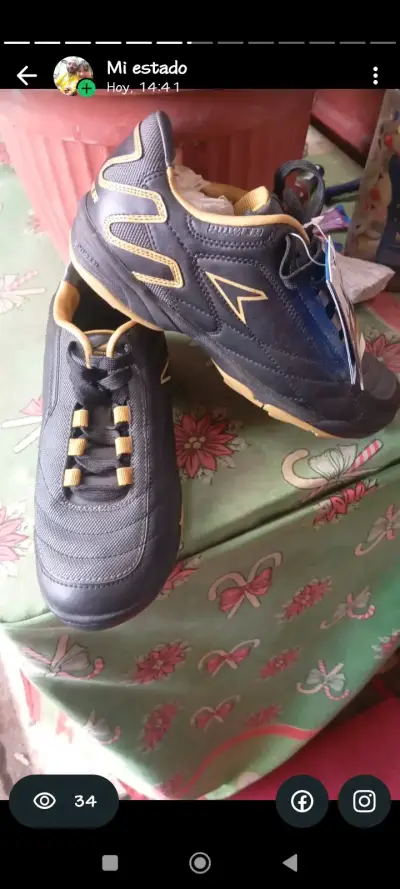 Zapatillas negras con detalles dorados - miniatura 1