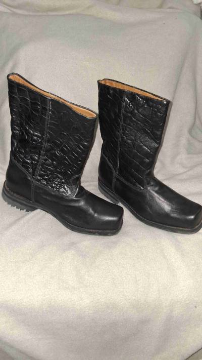 Botas negras cuero diseño cocodrilo - miniatura 1