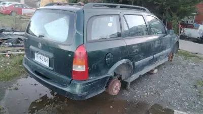 Auto familiar en estado deficiente - miniatura 1
