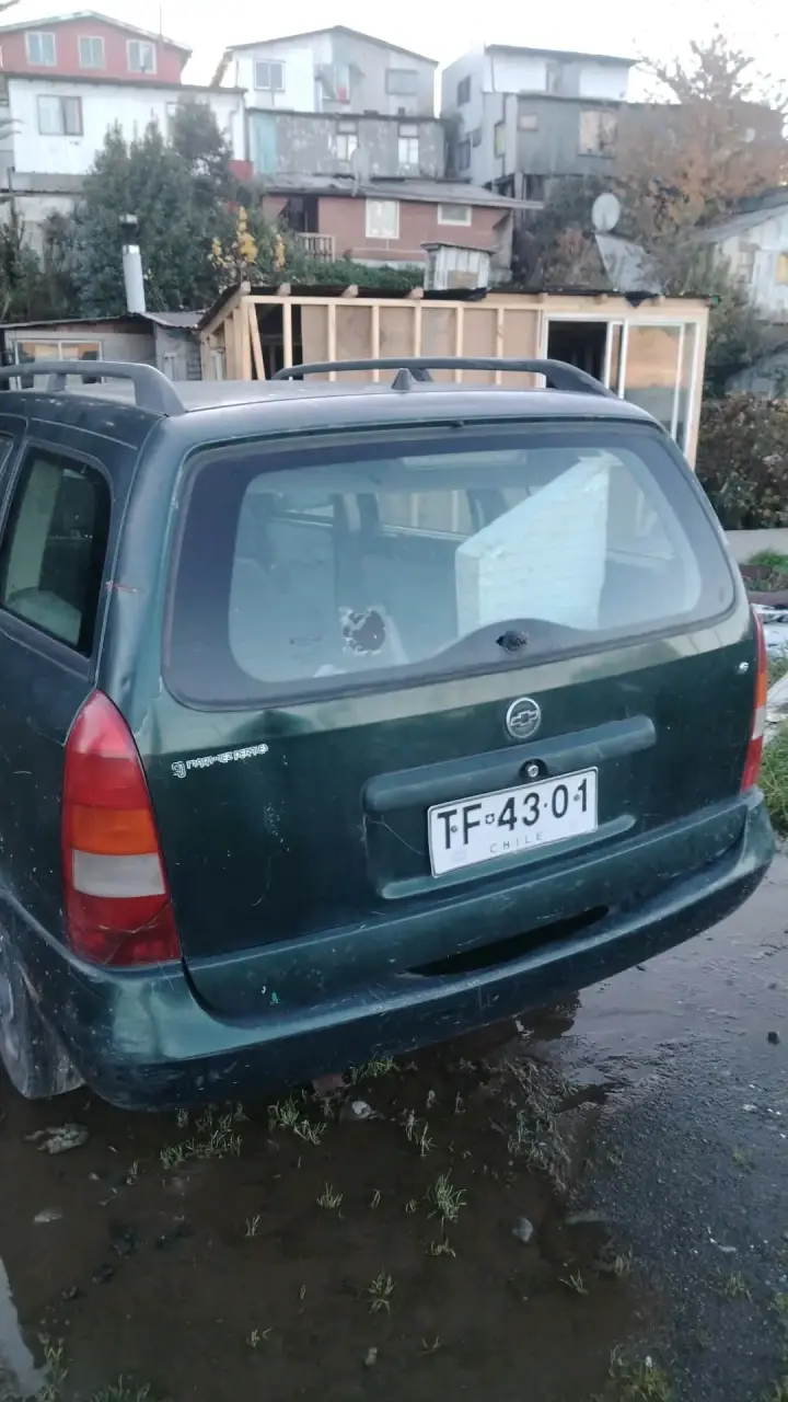 Auto familiar en estado deficiente - 2