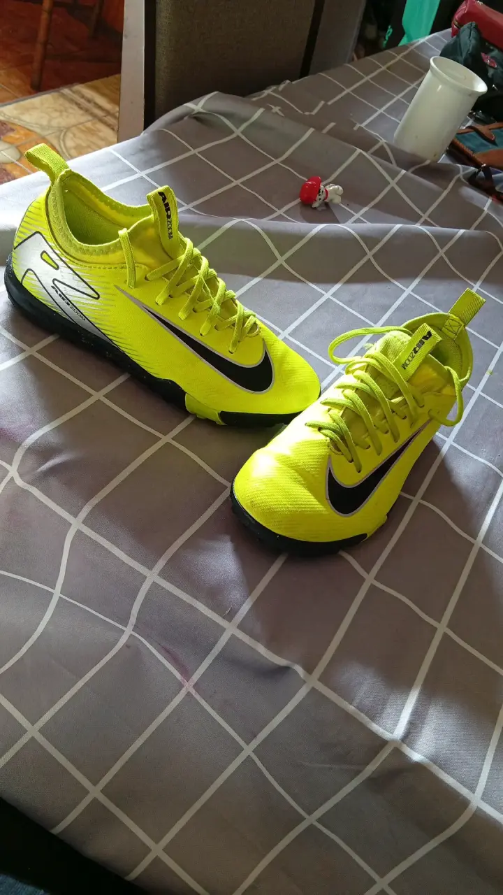 Zapatillas deportivas amarillas - 1
