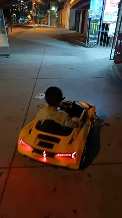 Auto eléctrico infantil amarillo - miniatura 3