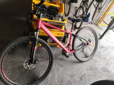Bicicleta montaña roja - miniatura 1