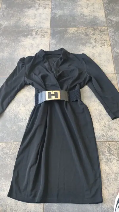 Vestido negro con cinturón H - miniatura 1