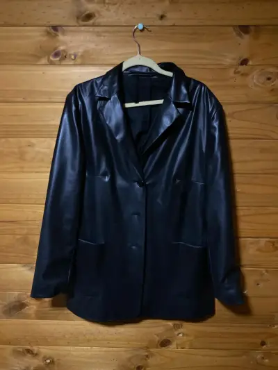 Blazer negro de cuero sintético - miniatura 3
