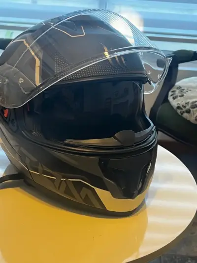 Casco integral negro y dorado - miniatura 1