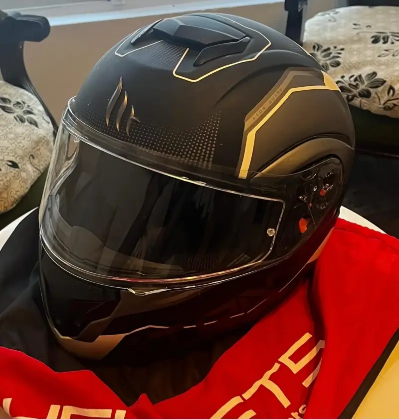 Casco integral negro y dorado - 2