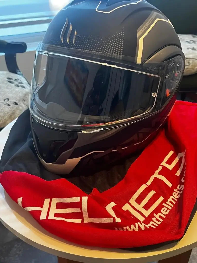 Casco integral negro y dorado - 5