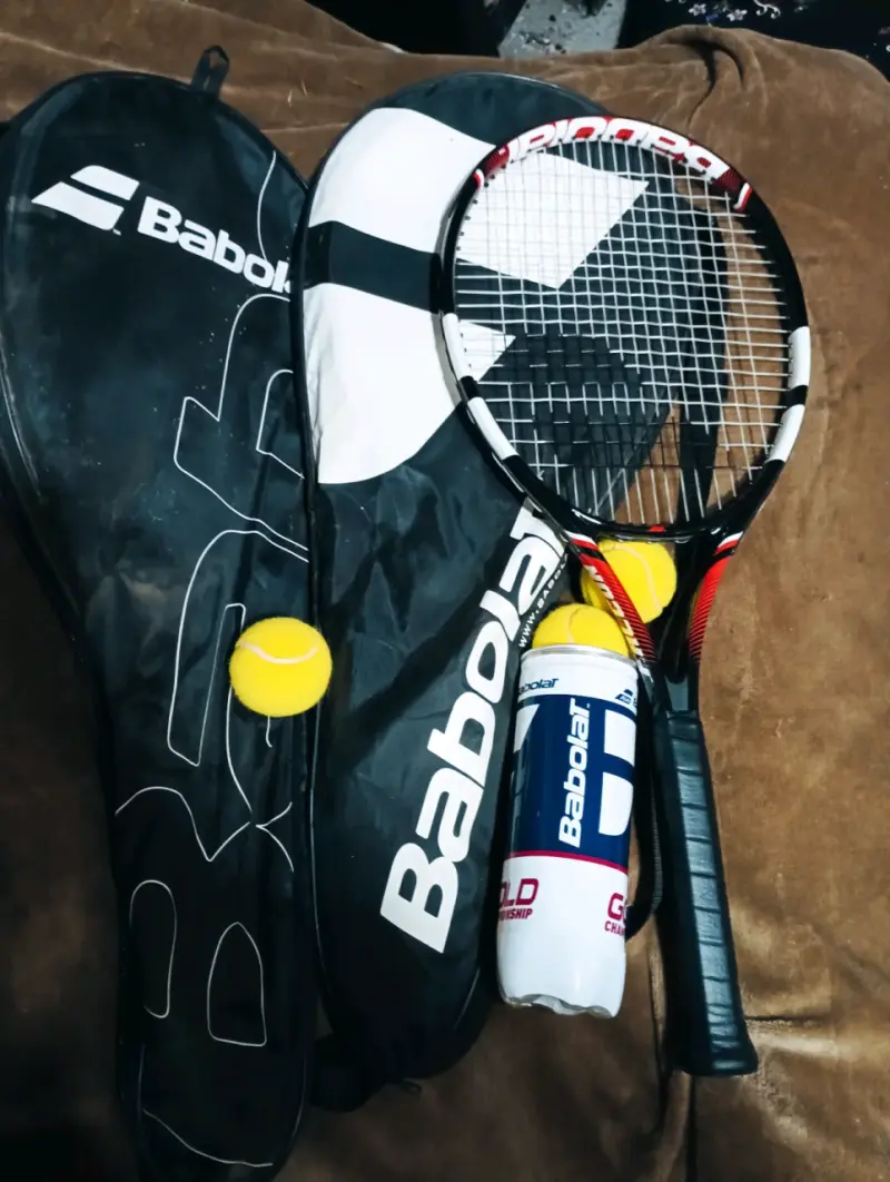Raqueta de tenis Babolat con funda y pelotas