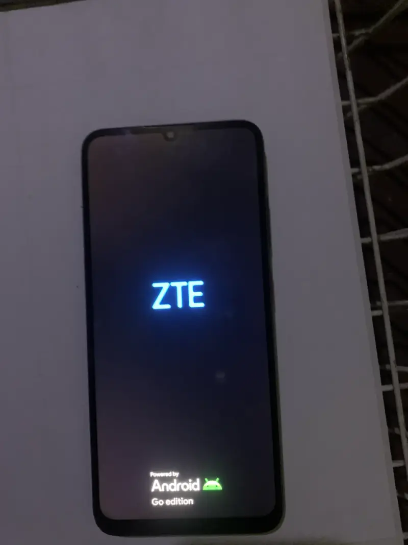 Teléfono ZTE Android Go - 1