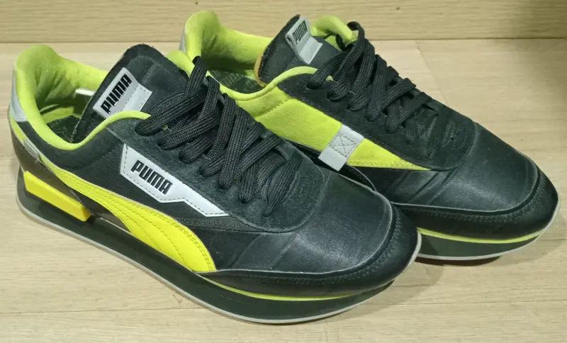 Zapatillas deportivas Puma negras y amarillas - 1