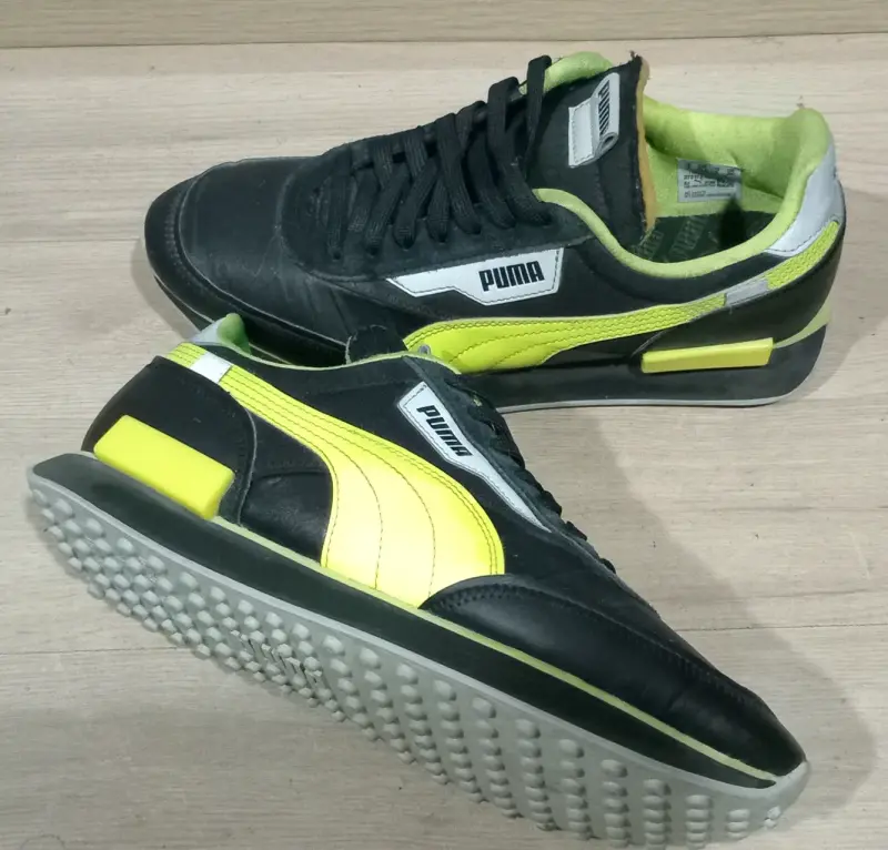 Zapatillas deportivas Puma negras y amarillas - 3