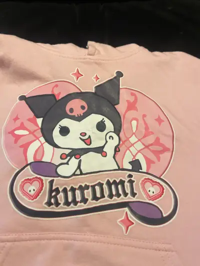 Polerón rosado con capucha Kuromi - miniatura 4
