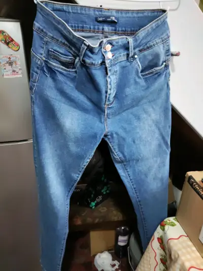 Jeans azules desgastados - miniatura 2