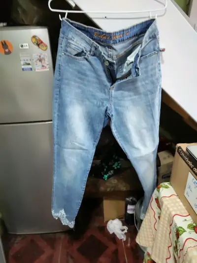 Jeans azules desgastados - miniatura 3