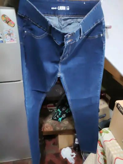 Jeans azules desgastados - miniatura 4