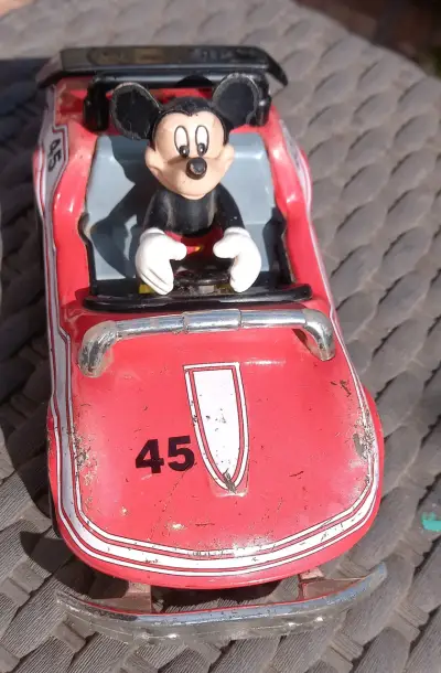 Mickey Mouse  Auto de juguete rojo con piloto - miniatura 2