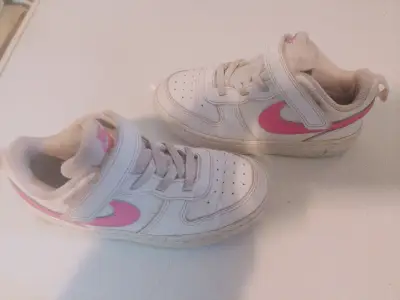 Zapatillas blancas con detalles rosas - miniatura 3
