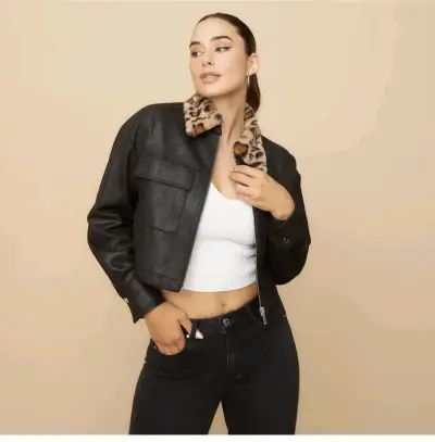 Chaqueta negra con cuello animal print - miniatura 1