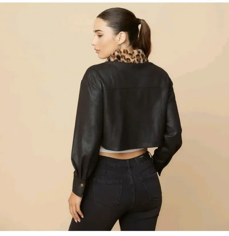 Chaqueta negra con cuello animal print - 2