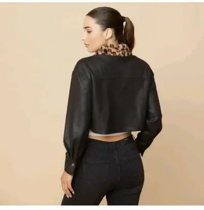 Chaqueta negra con cuello animal print - miniatura 2