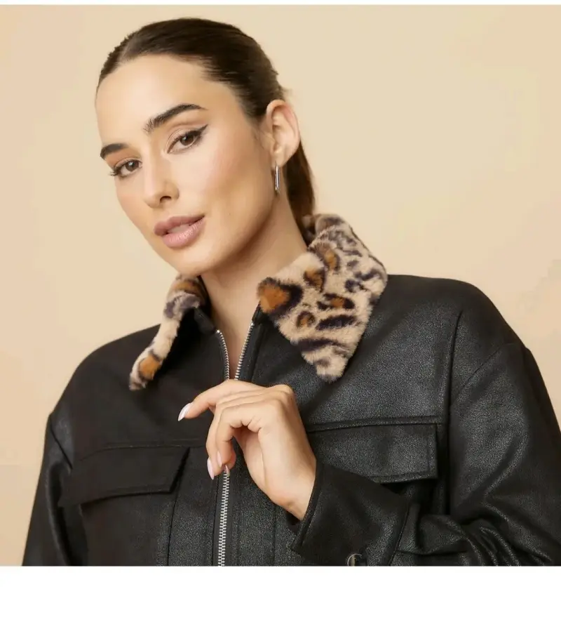 Chaqueta negra con cuello animal print - 3