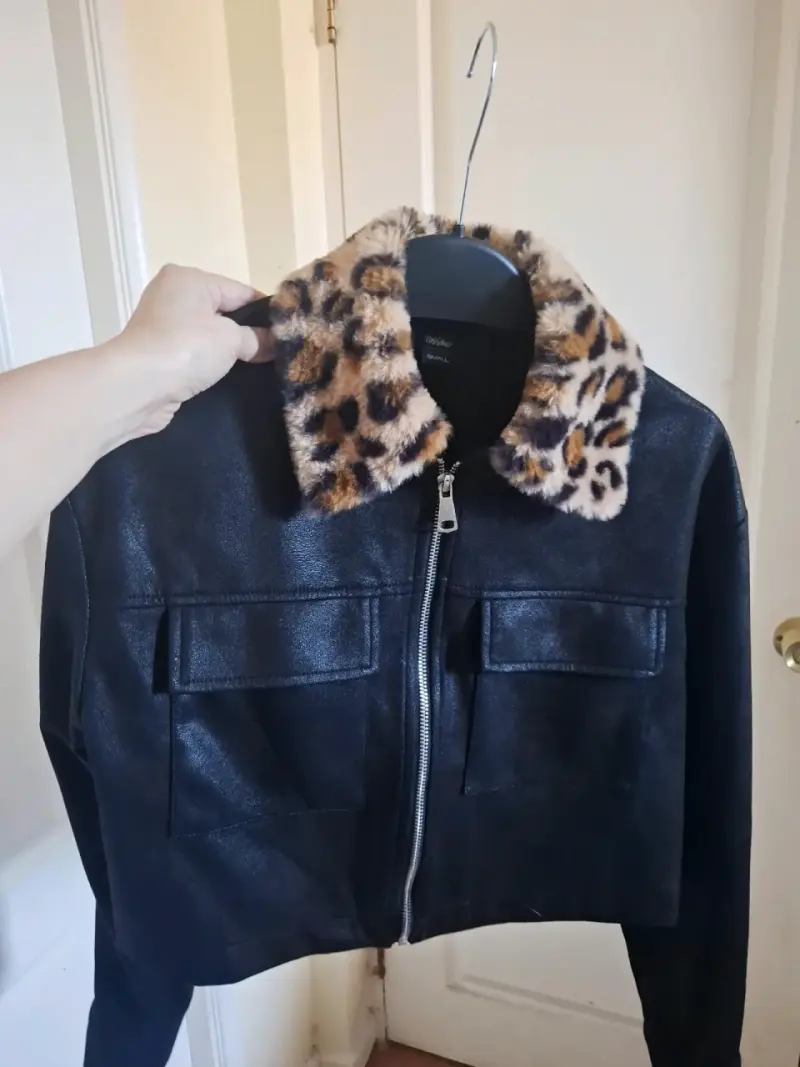 Chaqueta negra con cuello animal print - 4