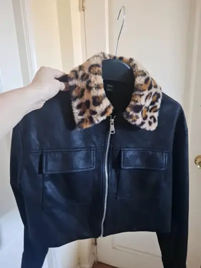 Chaqueta negra con cuello animal print - miniatura 4