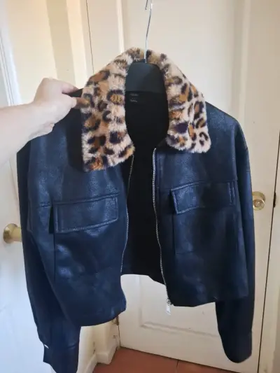 Chaqueta negra con cuello animal print - miniatura 5