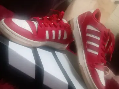 Zapatillas deportivas rojas y bototos nuevos - miniatura 1