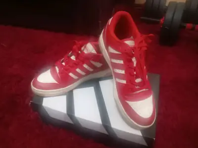 Zapatillas deportivas rojas y bototos nuevos - miniatura 2