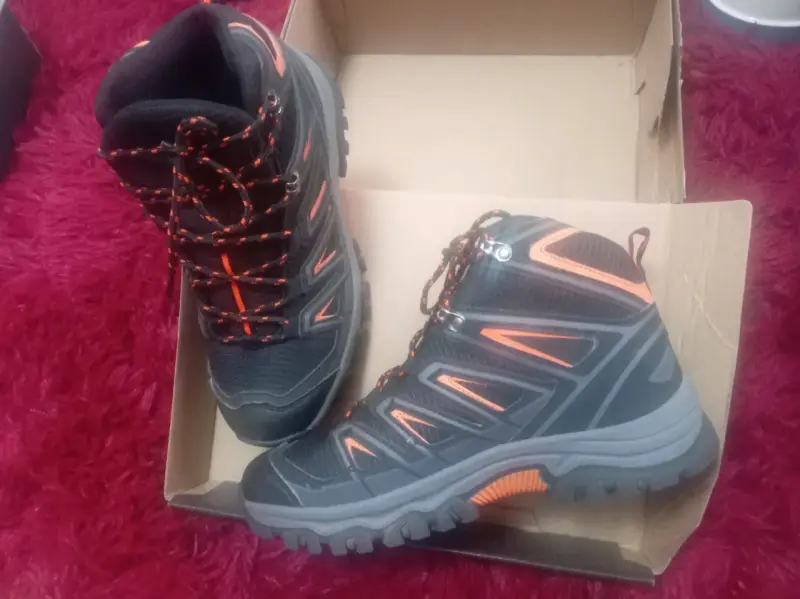 Zapatillas deportivas rojas y bototos nuevos - 3