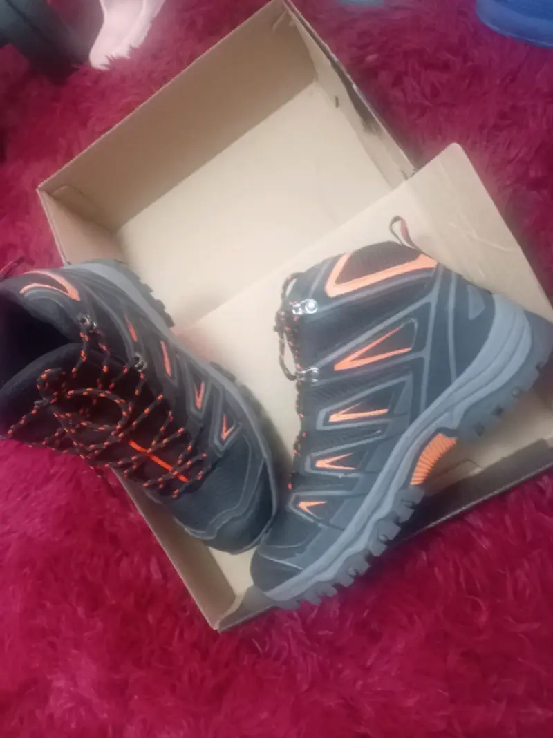 Zapatillas deportivas rojas y bototos nuevos - 4