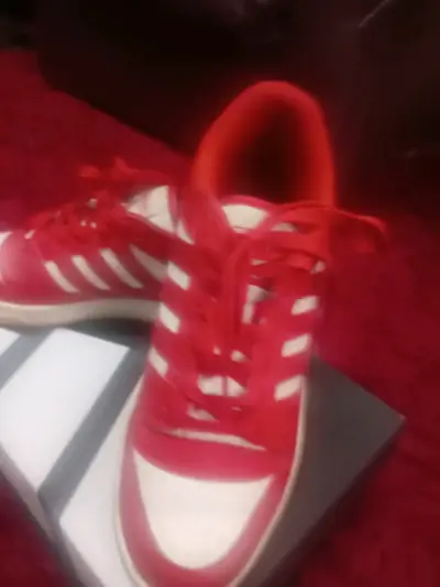 Zapatillas deportivas rojas y bototos nuevos - miniatura 6
