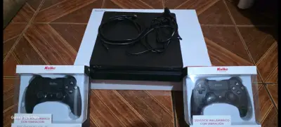 Consola de videojuegos Sony PS4 con controles - miniatura 1