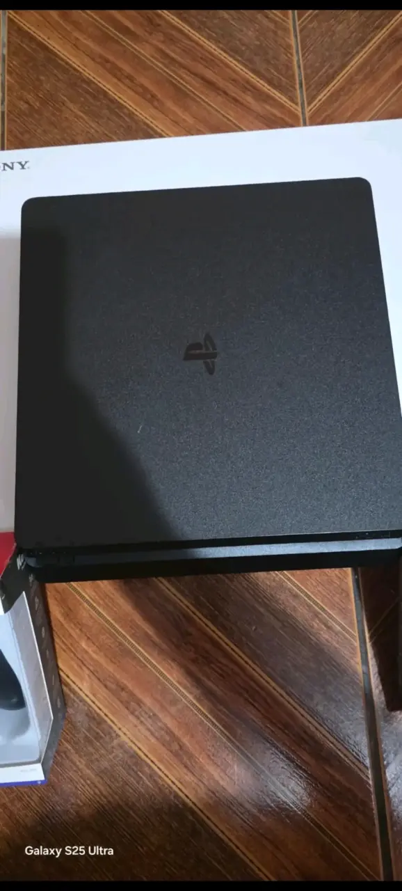 Consola de videojuegos Sony PS4 con controles - 2