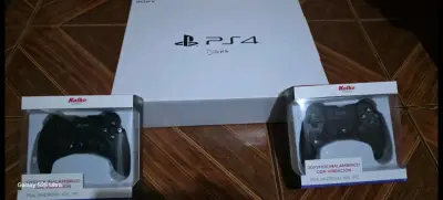 Consola de videojuegos Sony PS4 con controles - miniatura 3