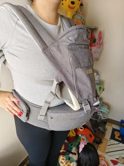Mochila portabebé gris - miniatura 4