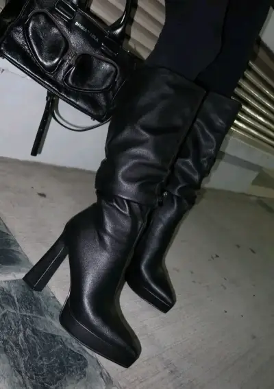 Botas negras de tacón alto - miniatura 3