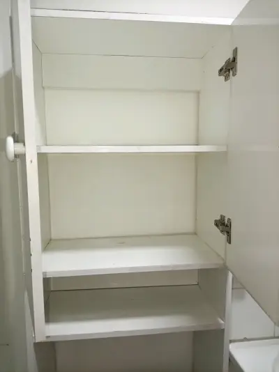 Armario blanco de pared - miniatura 1