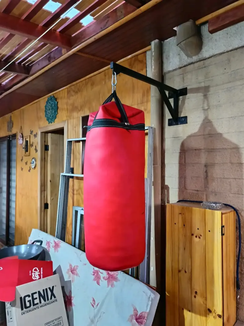 Saco de boxeo rojo con soporte - 2
