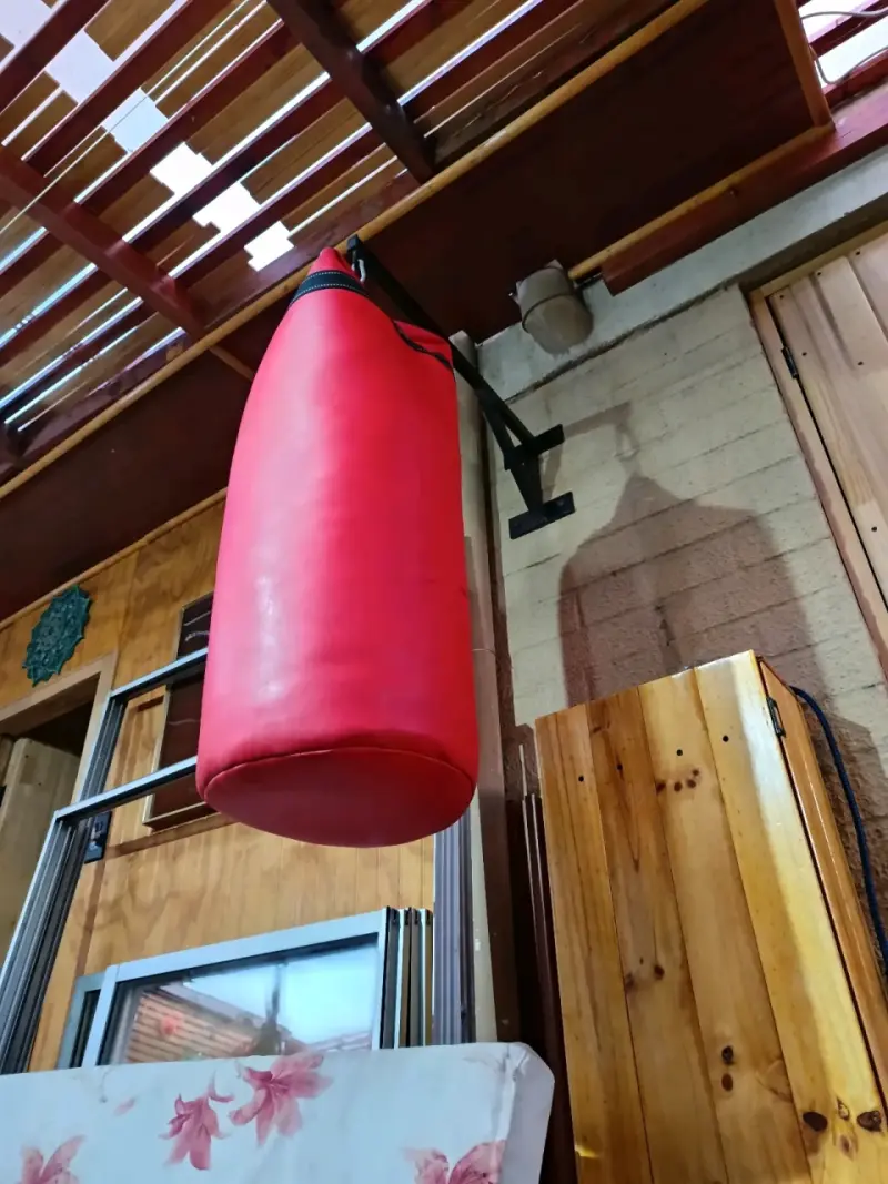 Saco de boxeo rojo con soporte - 3