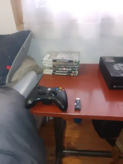 Xbox 360 más 5 juegos y un control - miniatura 1