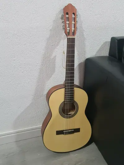 Guitarra acústica clásica color natural - miniatura 1