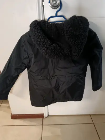Parka negra infantil con capucha - miniatura 2